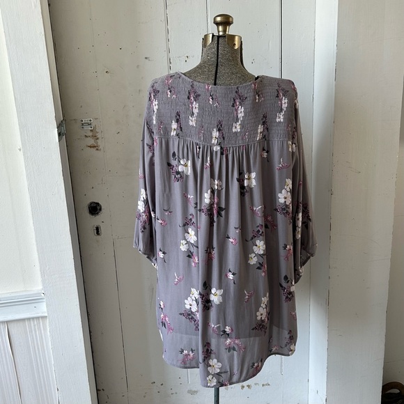Torrid Grey Floral Crepe V-Neck Smocked Blouse Top Size 4 - Picture 6 of 16